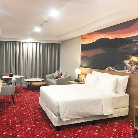 Labersa Hotel & Convention Center Samosir Sinapuran Екстер'єр фото