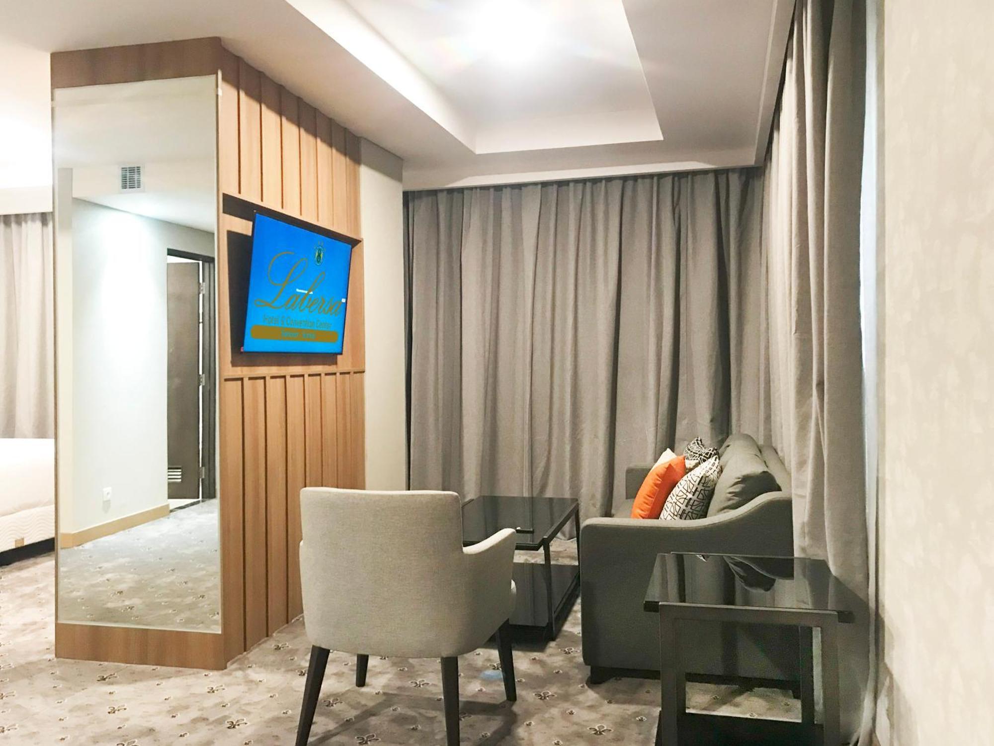 Labersa Hotel & Convention Center Samosir Sinapuran Екстер'єр фото