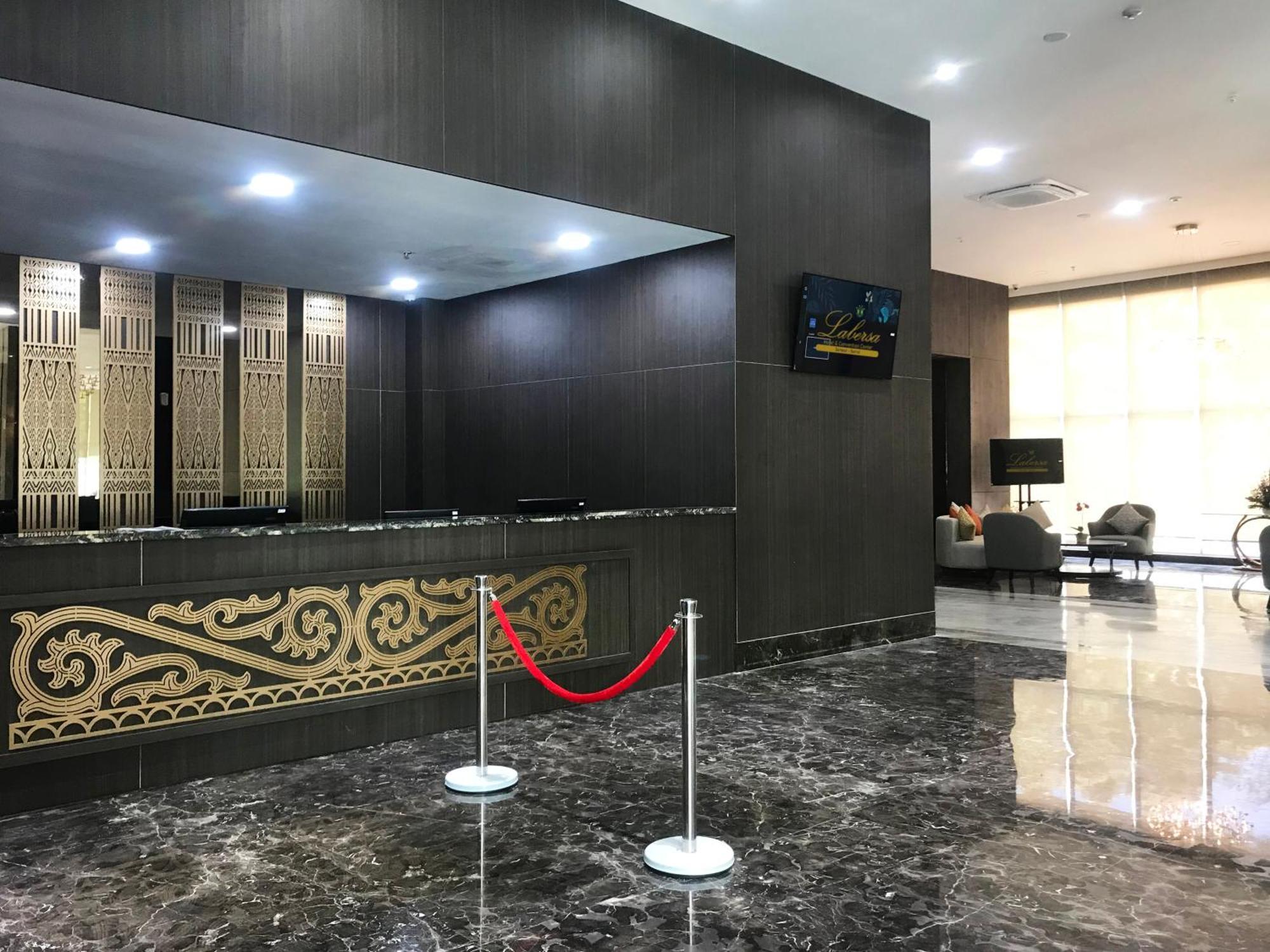 Labersa Hotel & Convention Center Samosir Sinapuran Екстер'єр фото